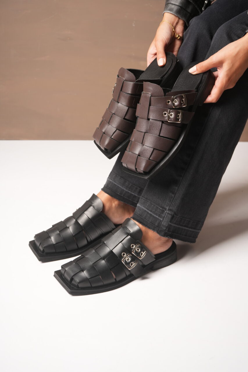 SUECOS SHIDA • Color Negro y Chocolate Women - Zapatos para Mujer SUECOS SHIDA • Color Negro y Chocolate - Image 2